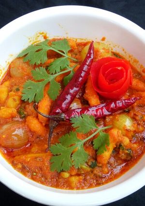 ઢાબા સ્ટાઇલ ડુંગળી ગાંઠિયા સબ્જી (મૈન કૉર્સ) રેસીપી મુખ્ય ફોટો