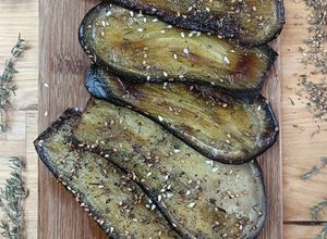 Une photo de 🍆Aubergine grillée au zaatar