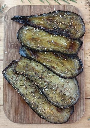 Une photo de 🍆Aubergine grillée au zaatar