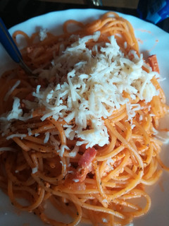 Una foto de Espaguetis con champiñones, bacon y tomate