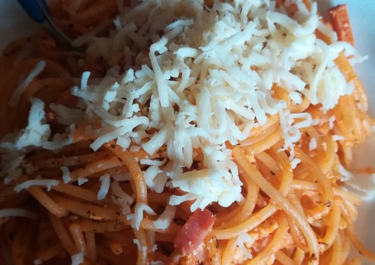 Espaguetis con champiñones, bacon y tomate