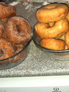 Una foto de Donuts glaseados y rebozados con azúcar