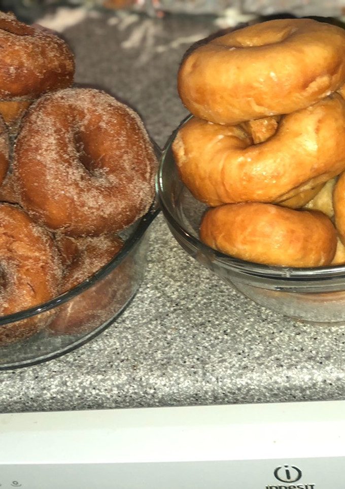 Una foto de Donuts glaseados y rebozados con azúcar