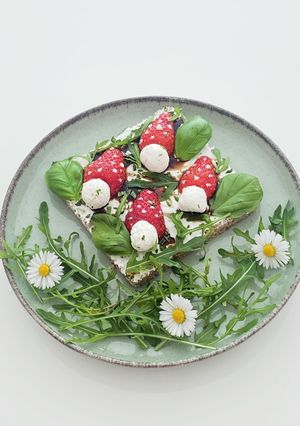 Une photo de Tartine printanière au kiri /fraises/carré frais