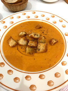 Una foto de Crema caliente de tomate y alubias blancas
