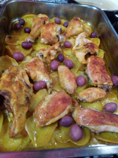 Una foto de Pollo al horno con patatas y aceitunas
