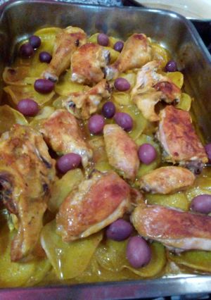 Una foto de Pollo al horno con patatas y aceitunas