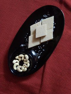 काजू की बर्फी(kaju ki barfi recipe in hindi) रेसिपी मुख्य फोटो