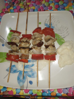 Una foto de Brochetas de lomo en salsa de queso
