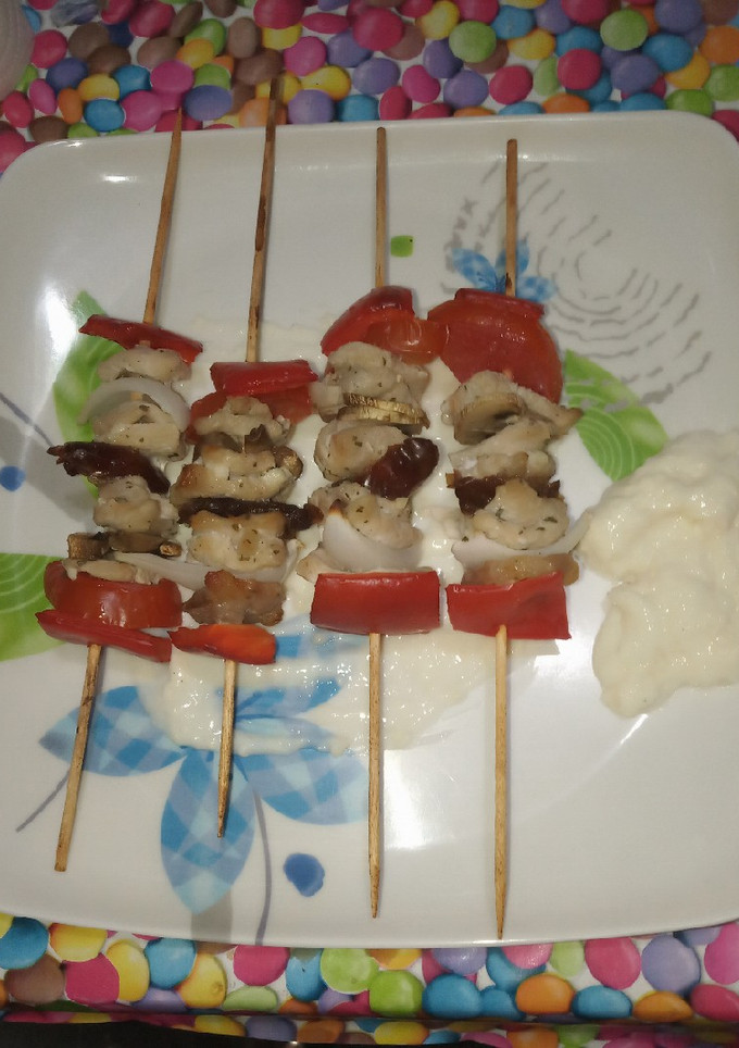 Una foto de Brochetas de lomo en salsa de queso