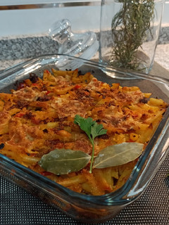 Una foto de Macarrones gratinados con chorizo y bacon 🥓🍝🍴