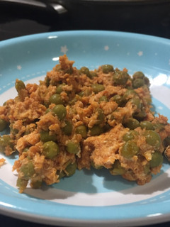 Una foto de Guisantes con huevo y tomate - cena en 5 minutos