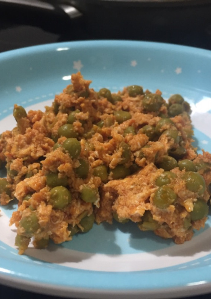 Una foto de Guisantes con huevo y tomate - cena en 5 minutos