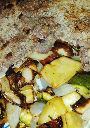 Una foto de Milanesas de carne molida (picada) acompañado de verduras asadas