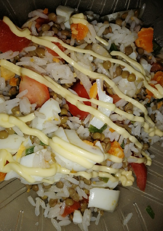 Una foto de Ensalada de arroz, lentejas, tomate y más 🤗