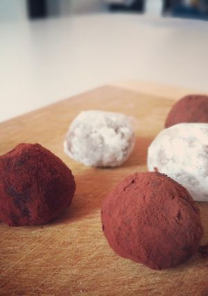 Foto di Tartufi con cioccolato delle uova Pasquali