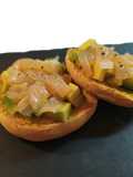 Friselle alla curcuma con salmone e avocado
