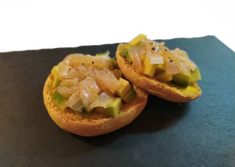 Recipe of Homemade Friselle alla curcuma con salmone e avocado