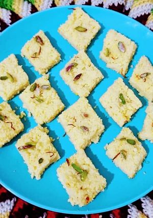 केसरिया कलाकंद (kesariya kalakand recipe in Hindi) रेसिपी मुख्य फोटो