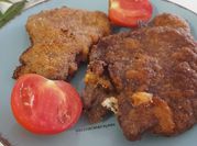 Una foto de filetes de ternera milanesa