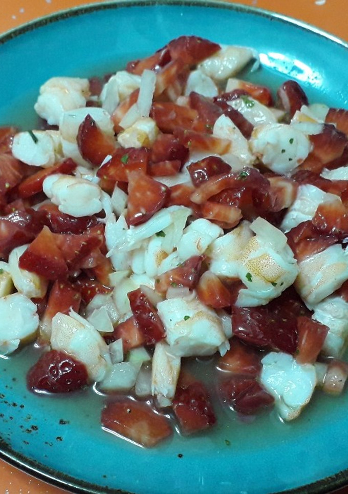 Una foto de Ensalada o tartar de Langostinos con Fresas