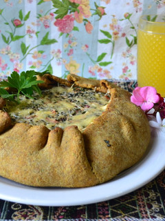 Una foto de Tarta de kale, acelga, hojas de remolacha y ricotta💚