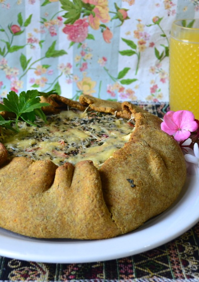 Una foto de Tarta de kale, acelga, hojas de remolacha y ricotta💚