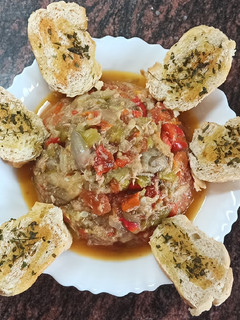 Una foto de Pisto de verduras y atún al horno
