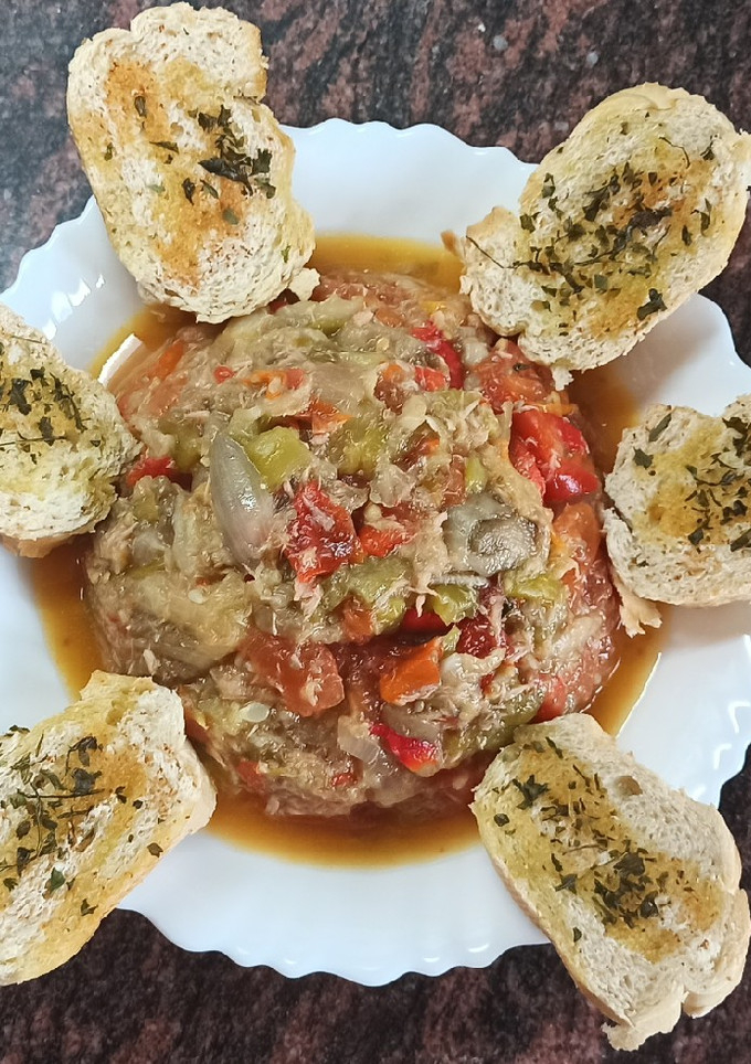 Una foto de Pisto de verduras y atún al horno