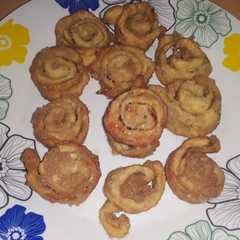 Una foto de Rollos de canela fritos