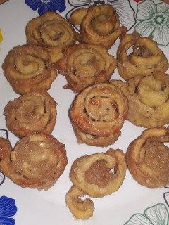 Una foto de Rollos de canela fritos