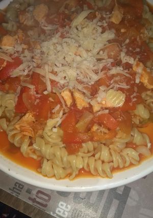 Una foto de Fideos tirabuzón con tuco