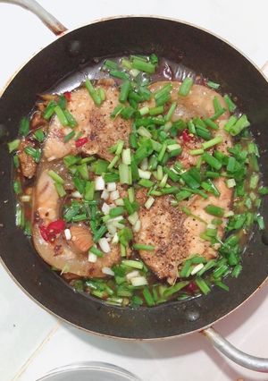 Hình của món Cá bông lau kho nước màu.