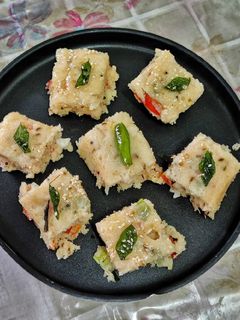 सूजी वेज ढोकला (Suji veg dhokla recipe in hindi) रेसिपी मुख्य फोटो