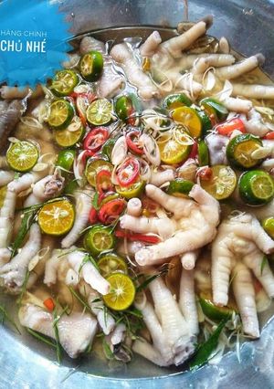 Hình của món Chân gà ngâm sả tắc.