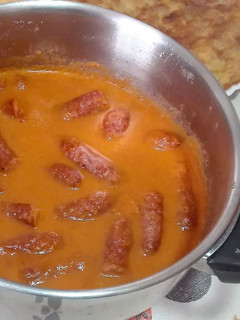 Una foto de Salchichas de pollo en salsa