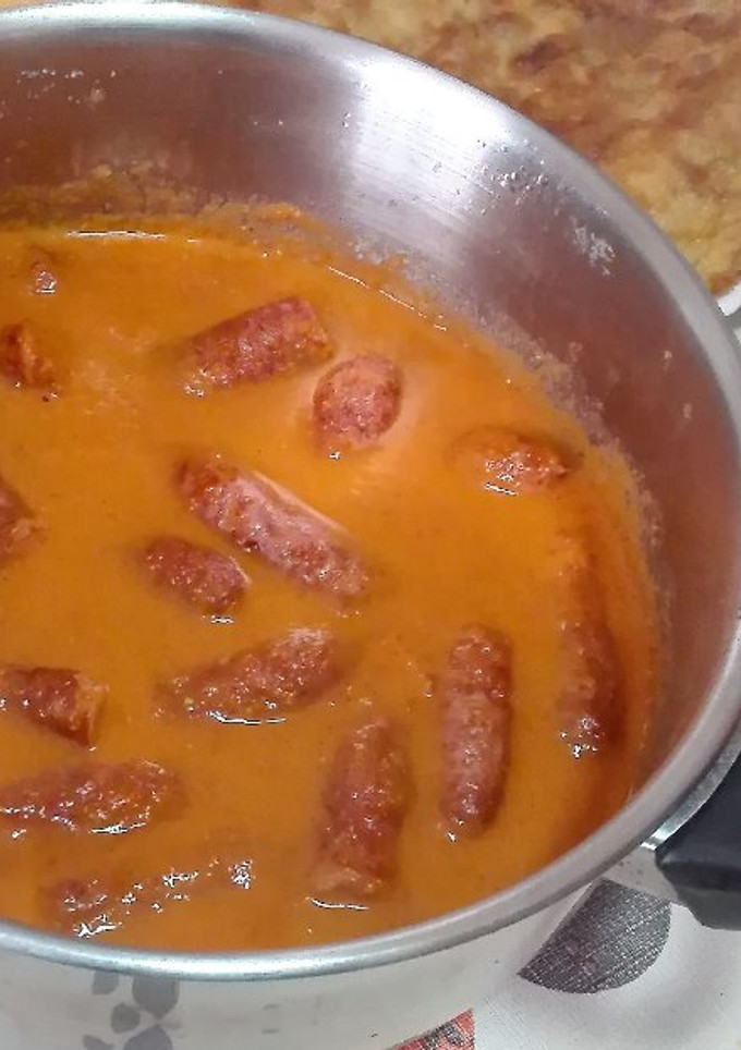 Una foto de Salchichas de pollo en salsa