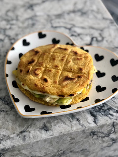 Una foto de Arepa reina pepiada tradicional 🇻🇪