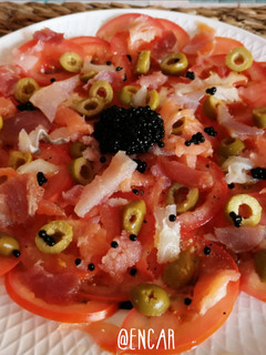 Una foto de Carpaccio de tomate con ahumados