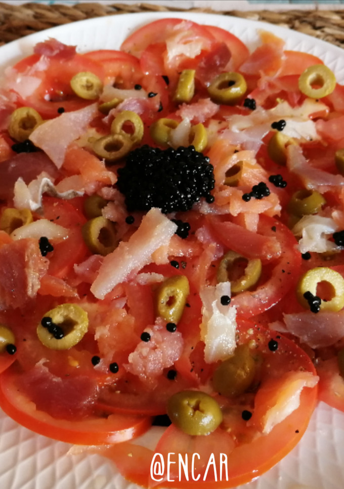 Una foto de Carpaccio de tomate con ahumados
