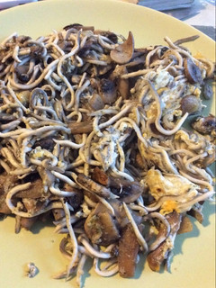 Una foto de Revuelto de gulas y champiñones