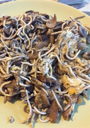 Una foto de Revuelto de gulas y champiñones
