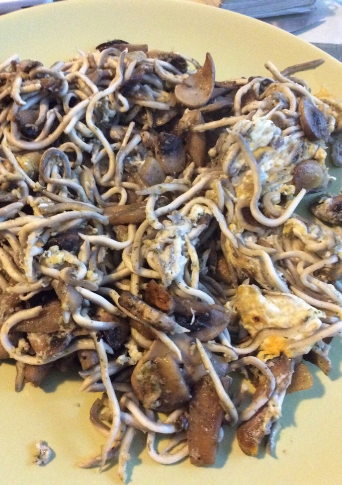Una foto de Revuelto de gulas y champiñones