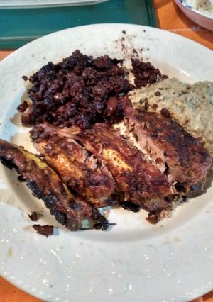 Una foto de Costillita de cerdo adobada y morcilla con aderezo de alcaucil