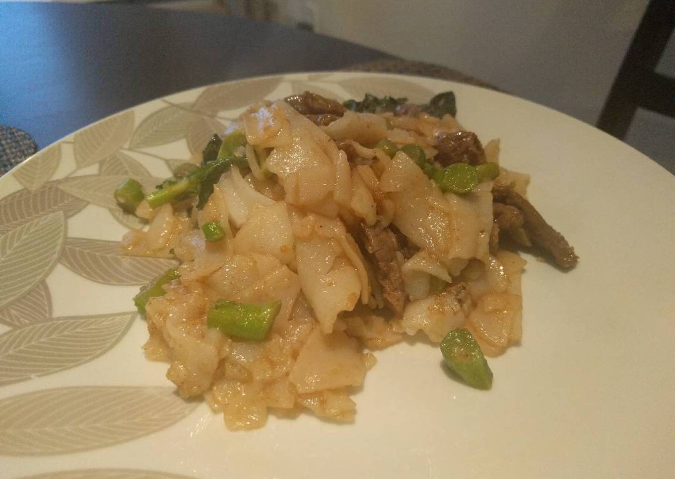Fried rice noodles with beef and kailan