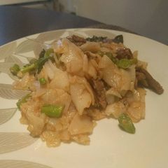 A picture of Fried rice noodles with beef and kailan.