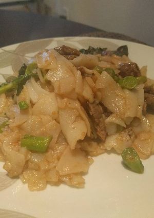 A picture of Fried rice noodles with beef and kailan.