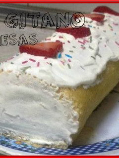 Una foto de Brazo de gitano de nata y fresas