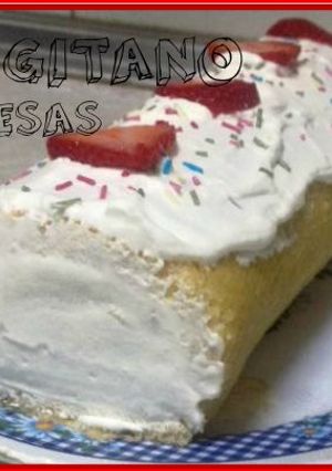 Una foto de Brazo de gitano de nata y fresas