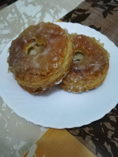 Una foto de Roscas de hojaldre con cidra con glaseado